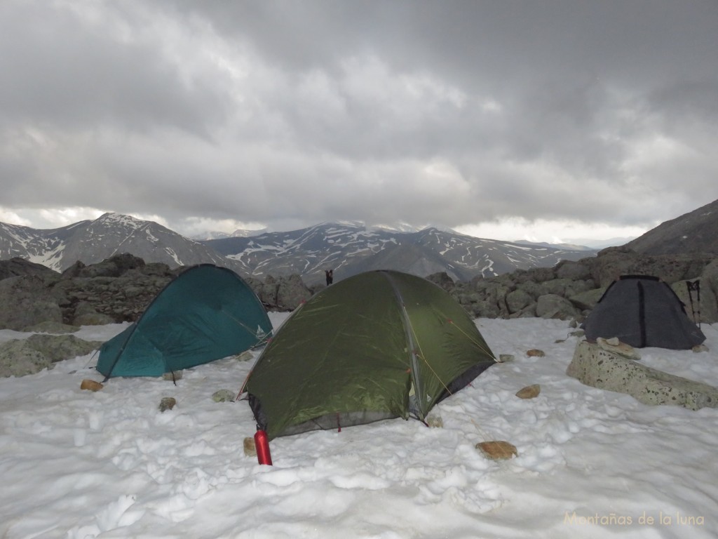 Campamento a orillas del Ibón del Medio, detrás las montañas del Valle de Vallibierna